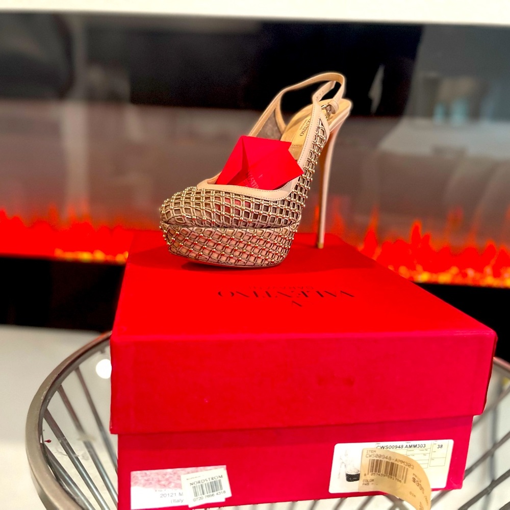 Valentino garavani platform heel ! Size 38 brand new never worn before !!